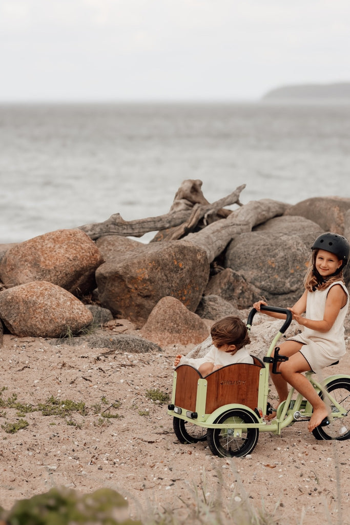 Chanty Cargo Kid - Grøn inkl. hjelm, flaskeholder, håndtag i 2 farver og ringklokke - BørnecyklerneChantyBørnecyklerneGrøn: BLC16 - GRNChanty Cargo Kid - Grøn inkl. hjelm, flaskeholder, håndtag i 2 farver og ringklokke