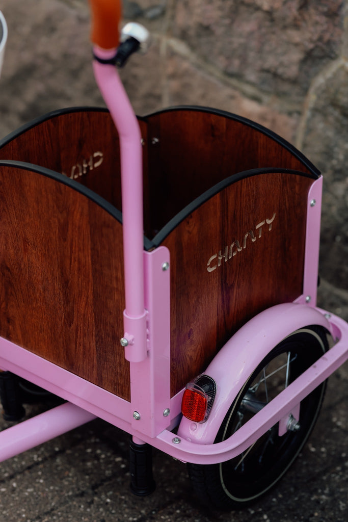 Chanty Cargo Kid – Pink inkl. hjelm, flaskeholder, håndtag i 2 farver og ringklokke - BørnecyklerneChantyBørnecyklernePink: BLC16 - LYRChanty Cargo Kid – Pink inkl. hjelm, flaskeholder, håndtag i 2 farver og ringklokke