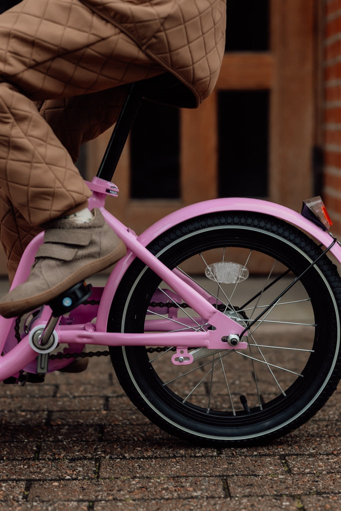 Chanty Cargo Kid – Pink inkl. hjelm, flaskeholder, håndtag i 2 farver og ringklokke - BørnecyklerneChantyBørnecyklernePink: BLC16 - LYRChanty Cargo Kid – Pink inkl. hjelm, flaskeholder, håndtag i 2 farver og ringklokke