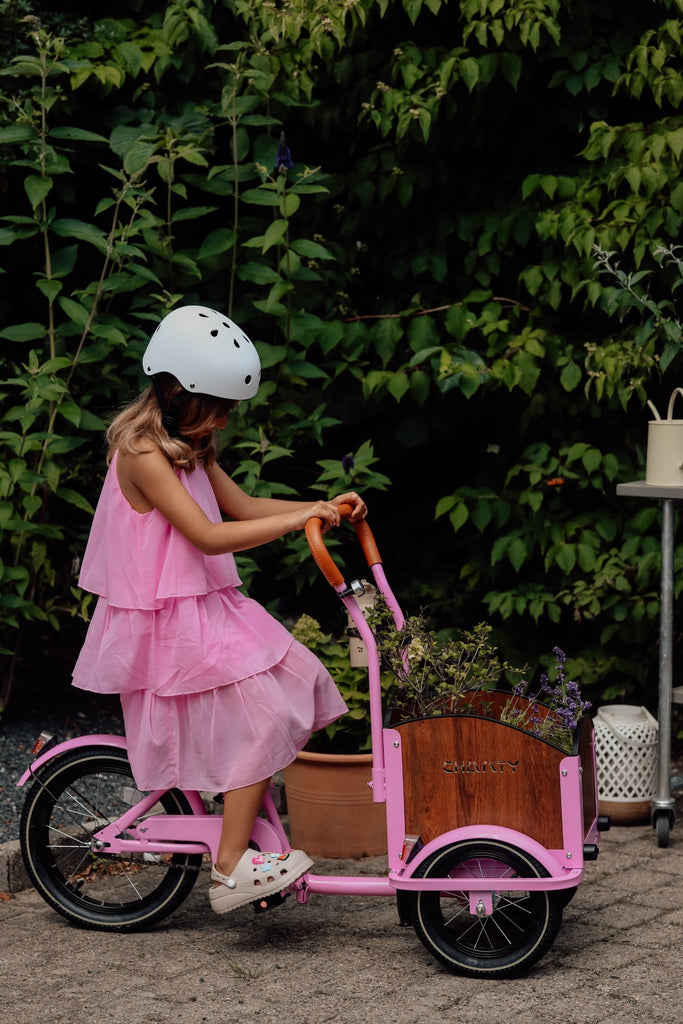 Chanty Cargo Kid – Pink inkl. hjelm, flaskeholder, håndtag i 2 farver og ringklokke - BørnecyklerneChantyBørnecyklernePink: BLC16 - LYRChanty Cargo Kid – Pink inkl. hjelm, flaskeholder, håndtag i 2 farver og ringklokke