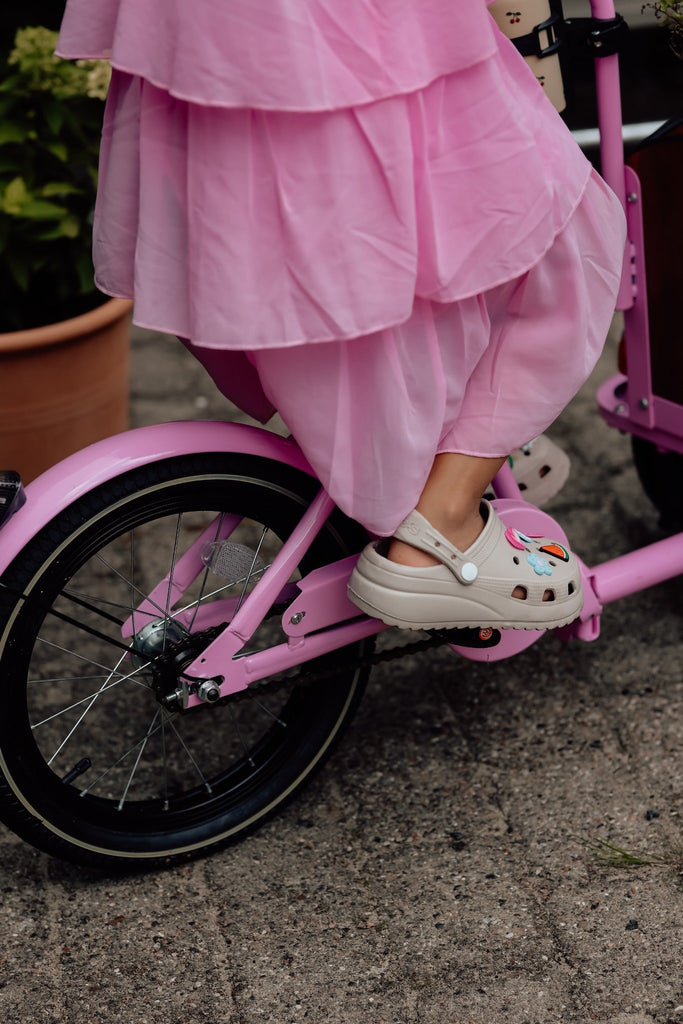 Chanty Cargo Kid – Pink inkl. hjelm, flaskeholder, håndtag i 2 farver og ringklokke - BørnecyklerneChantyBørnecyklernePink: BLC16 - LYRChanty Cargo Kid – Pink inkl. hjelm, flaskeholder, håndtag i 2 farver og ringklokke