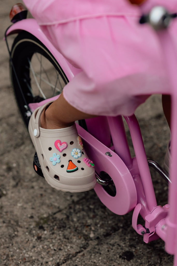 Chanty Cargo Kid – Pink inkl. hjelm, flaskeholder, håndtag i 2 farver og ringklokke - BørnecyklerneChantyBørnecyklernePink: BLC16 - LYRChanty Cargo Kid – Pink inkl. hjelm, flaskeholder, håndtag i 2 farver og ringklokke