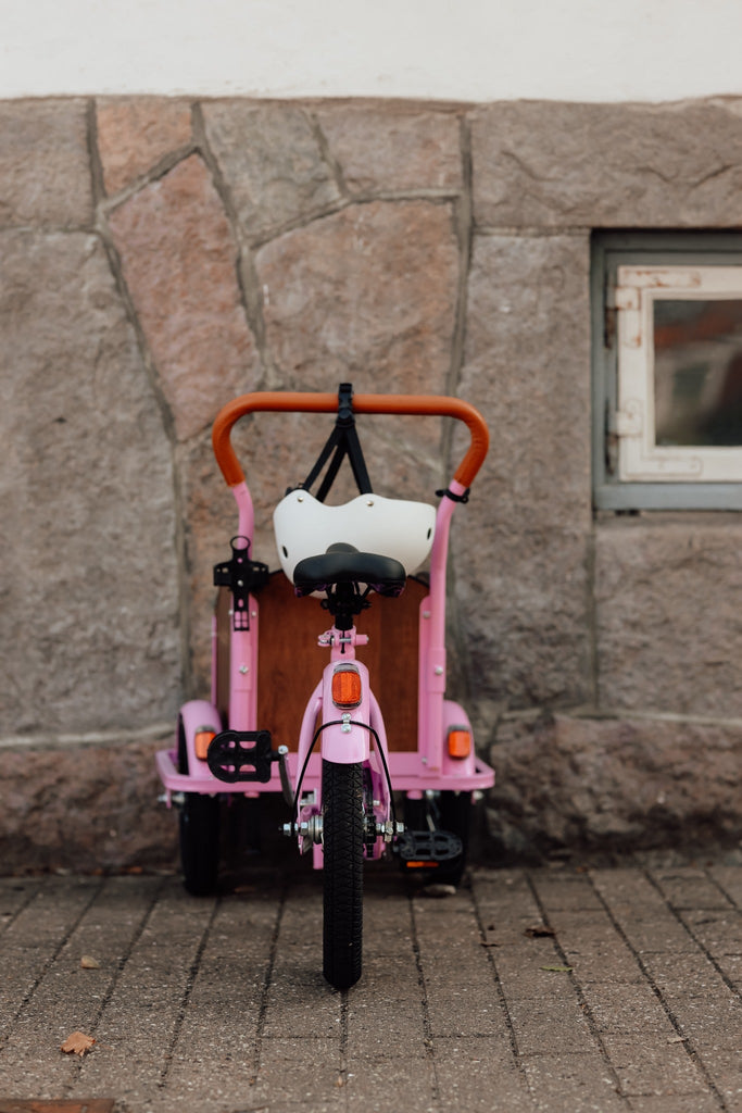 Chanty Cargo Kid – Pink inkl. hjelm, flaskeholder, håndtag i 2 farver og ringklokke - BørnecyklerneChantyBørnecyklernePink: BLC16 - LYRChanty Cargo Kid – Pink inkl. hjelm, flaskeholder, håndtag i 2 farver og ringklokke