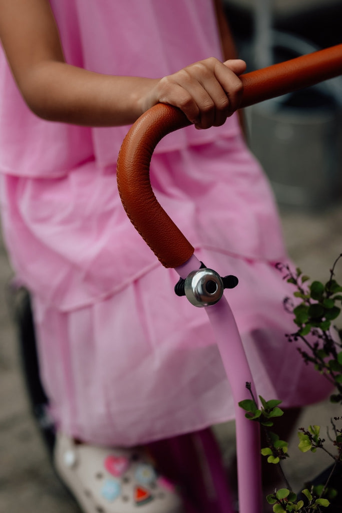 Chanty Cargo Kid – Pink inkl. hjelm, flaskeholder, håndtag i 2 farver og ringklokke - BørnecyklerneChantyBørnecyklernePink: BLC16 - LYRChanty Cargo Kid – Pink inkl. hjelm, flaskeholder, håndtag i 2 farver og ringklokke