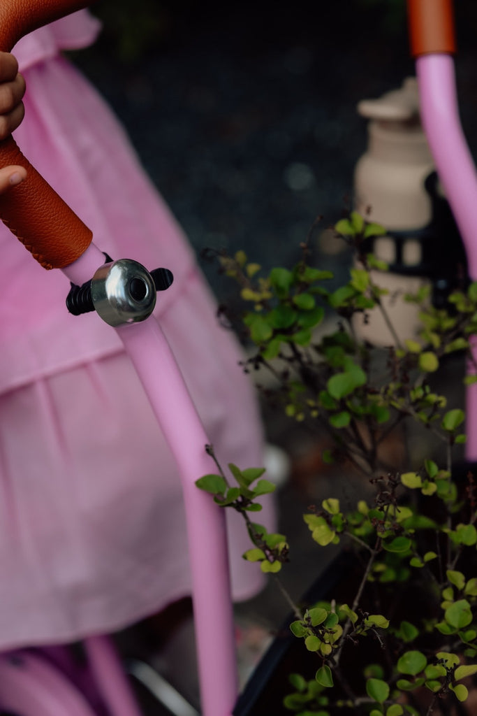Chanty Cargo Kid – Pink inkl. hjelm, flaskeholder, håndtag i 2 farver og ringklokke - BørnecyklerneChantyBørnecyklernePink: BLC16 - LYRChanty Cargo Kid – Pink inkl. hjelm, flaskeholder, håndtag i 2 farver og ringklokke