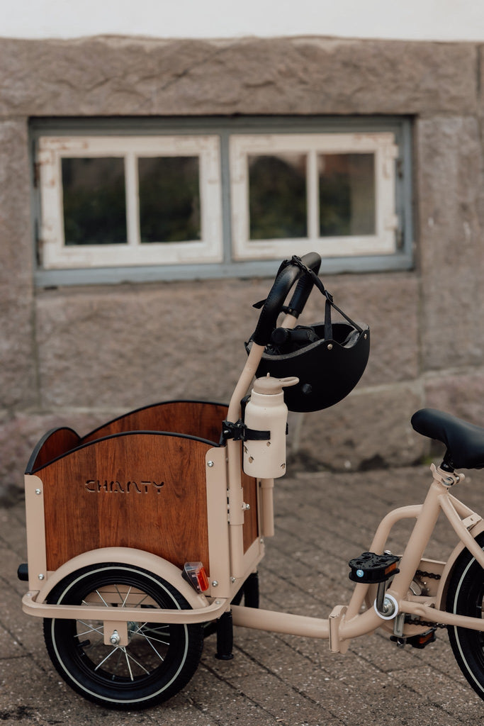 Chanty Cargo Kid - Sandfarvet Den ultimative børneladcykel til sjov, transport inkl. hjelm, flaskeholder, håndtag i 2 farver og ringklokke - BørnecyklerneChantyBørnecyklerneBeige: BLC16 - BEIChanty Cargo Kid - Sandfarvet Den ultimative børneladcykel til sjov, transport inkl. hjelm, flaskeholder, håndtag i 2 farver og ringklokke