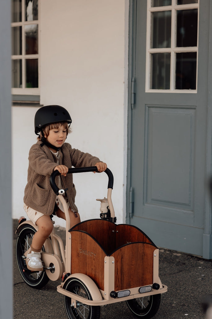 Chanty Cargo Kid - Sandfarvet Den ultimative børneladcykel til sjov, transport inkl. hjelm, flaskeholder, håndtag i 2 farver og ringklokke - BørnecyklerneChantyBørnecyklerneBeige: BLC16 - BEIChanty Cargo Kid - Sandfarvet Den ultimative børneladcykel til sjov, transport inkl. hjelm, flaskeholder, håndtag i 2 farver og ringklokke