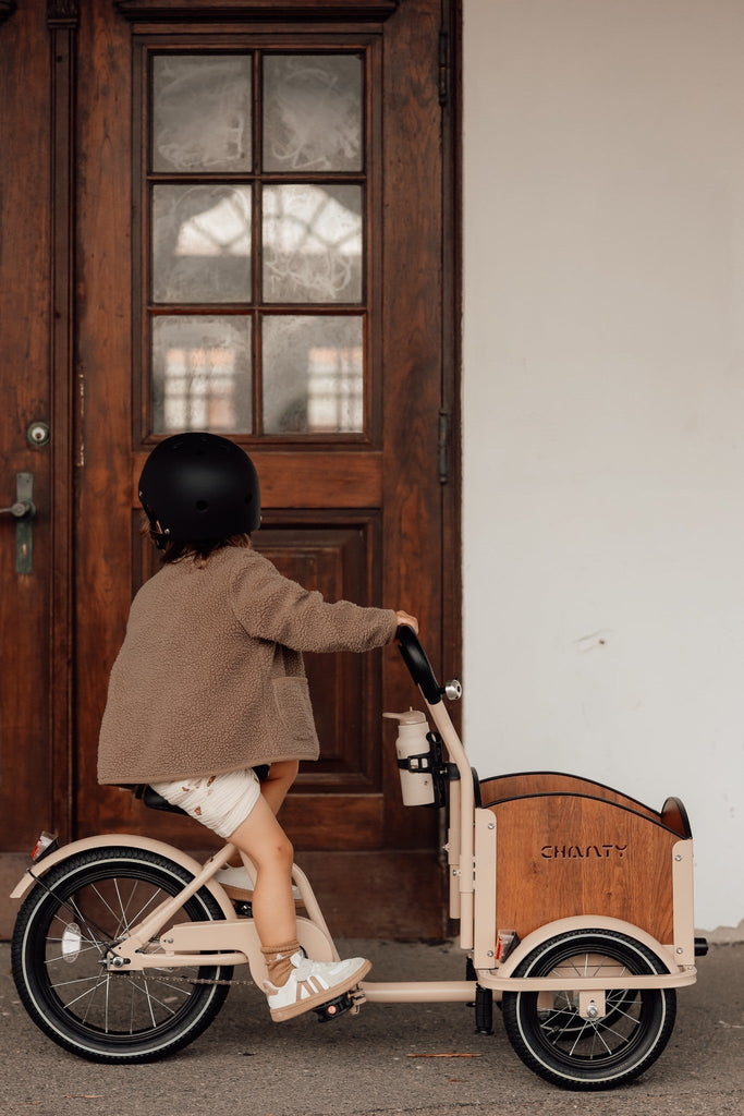Chanty Cargo Kid - Sandfarvet Den ultimative børneladcykel til sjov, transport inkl. hjelm, flaskeholder, håndtag i 2 farver og ringklokke - BørnecyklerneChantyBørnecyklerneBeige: BLC16 - BEIChanty Cargo Kid - Sandfarvet Den ultimative børneladcykel til sjov, transport inkl. hjelm, flaskeholder, håndtag i 2 farver og ringklokke