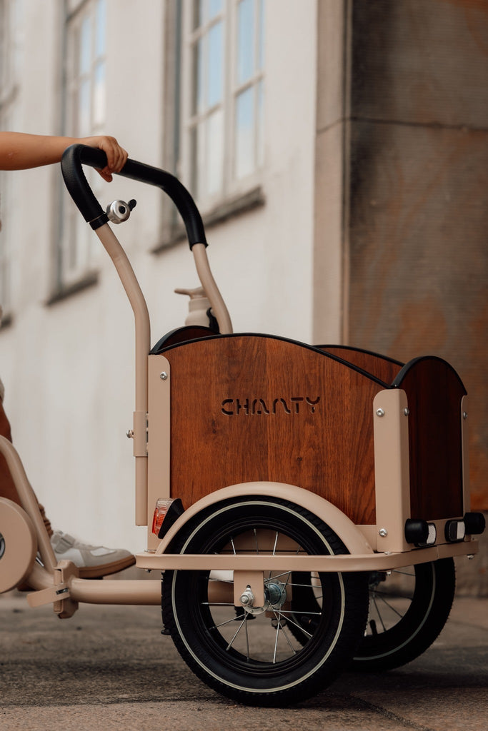 Chanty Cargo Kid - Sandfarvet Den ultimative børneladcykel til sjov, transport inkl. hjelm, flaskeholder, håndtag i 2 farver og ringklokke - BørnecyklerneChantyBørnecyklerneBeige: BLC16 - BEIChanty Cargo Kid - Sandfarvet Den ultimative børneladcykel til sjov, transport inkl. hjelm, flaskeholder, håndtag i 2 farver og ringklokke