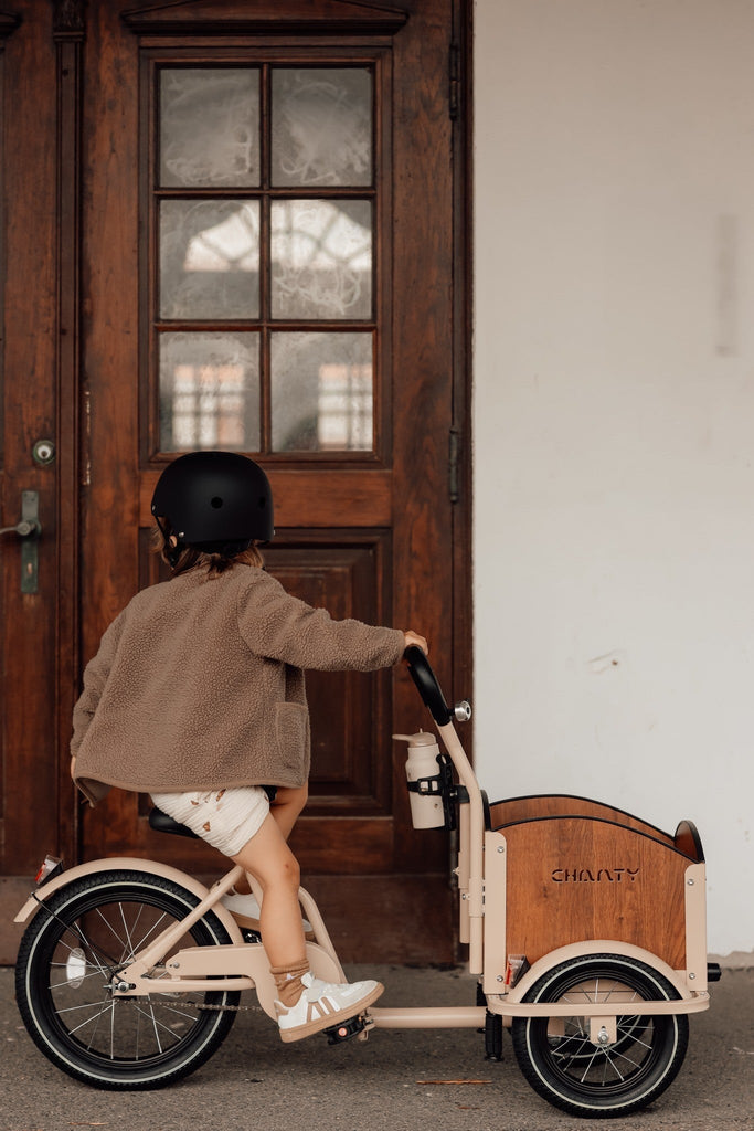 Chanty Cargo Kid - Sandfarvet Den ultimative børneladcykel til sjov, transport inkl. hjelm, flaskeholder, håndtag i 2 farver og ringklokke - BørnecyklerneChantyBørnecyklerneBeige: BLC16 - BEIChanty Cargo Kid - Sandfarvet Den ultimative børneladcykel til sjov, transport inkl. hjelm, flaskeholder, håndtag i 2 farver og ringklokke