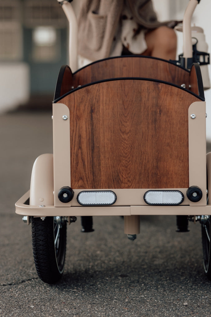 Chanty Cargo Kid - Sandfarvet Den ultimative børneladcykel til sjov, transport inkl. hjelm, flaskeholder, håndtag i 2 farver og ringklokke - BørnecyklerneChantyBørnecyklerneBeige: BLC16 - BEIChanty Cargo Kid - Sandfarvet Den ultimative børneladcykel til sjov, transport inkl. hjelm, flaskeholder, håndtag i 2 farver og ringklokke