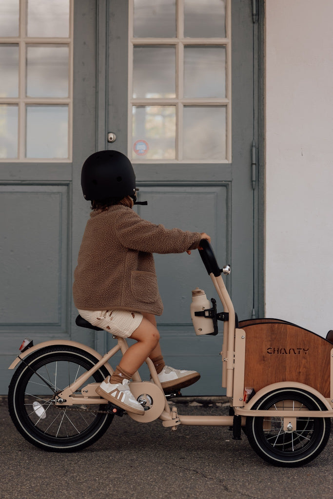 Chanty Cargo Kid - Sandfarvet Den ultimative børneladcykel til sjov, transport inkl. hjelm, flaskeholder, håndtag i 2 farver og ringklokke - BørnecyklerneChantyBørnecyklerneBeige: BLC16 - BEIChanty Cargo Kid - Sandfarvet Den ultimative børneladcykel til sjov, transport inkl. hjelm, flaskeholder, håndtag i 2 farver og ringklokke