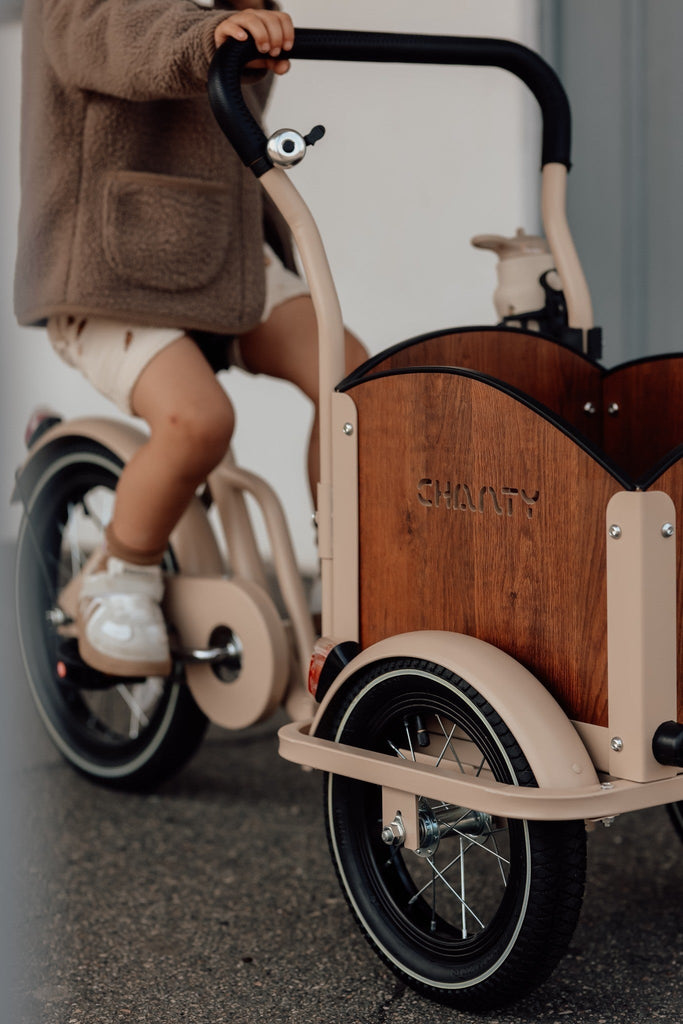 Chanty Cargo Kid - Sandfarvet Den ultimative børneladcykel til sjov, transport inkl. hjelm, flaskeholder, håndtag i 2 farver og ringklokke - BørnecyklerneChantyBørnecyklerneBeige: BLC16 - BEIChanty Cargo Kid - Sandfarvet Den ultimative børneladcykel til sjov, transport inkl. hjelm, flaskeholder, håndtag i 2 farver og ringklokke