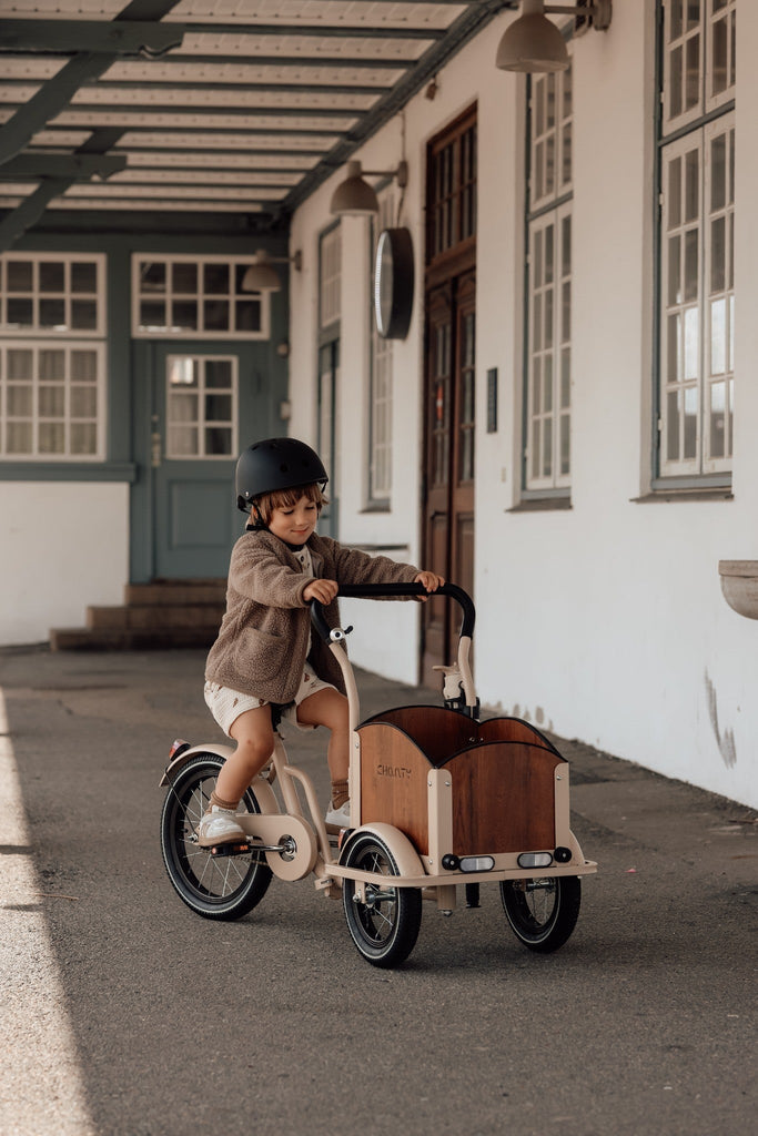 Chanty Cargo Kid - Sandfarvet Den ultimative børneladcykel til sjov, transport inkl. hjelm, flaskeholder, håndtag i 2 farver og ringklokke - BørnecyklerneChantyBørnecyklerneBeige: BLC16 - BEIChanty Cargo Kid - Sandfarvet Den ultimative børneladcykel til sjov, transport inkl. hjelm, flaskeholder, håndtag i 2 farver og ringklokke