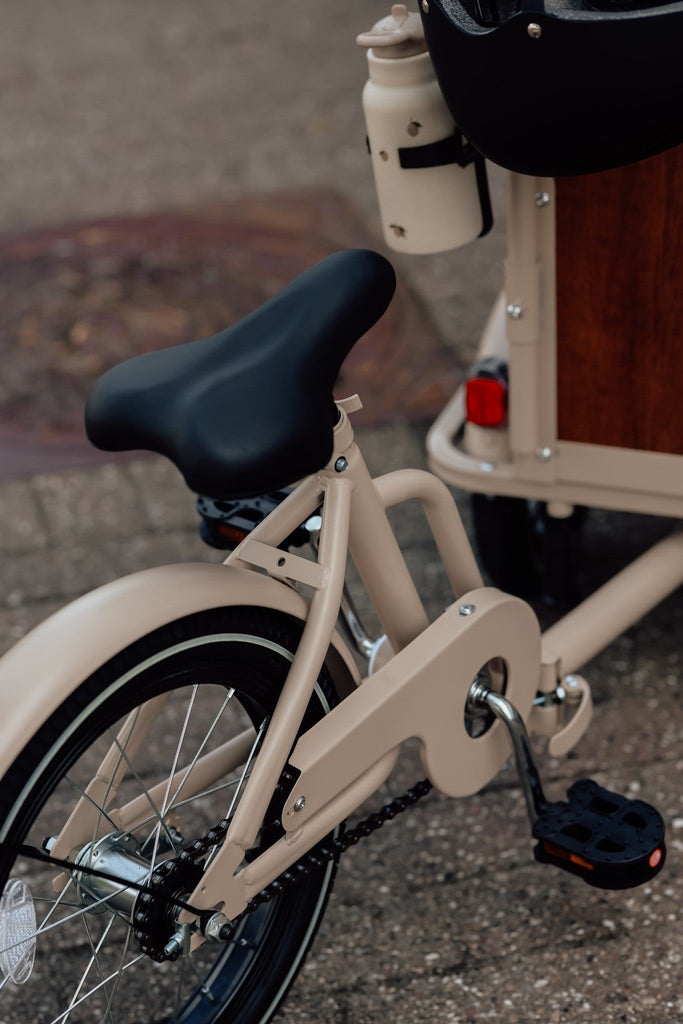 Chanty Cargo Kid - Sandfarvet Den ultimative børneladcykel til sjov, transport inkl. hjelm, flaskeholder, håndtag i 2 farver og ringklokke - BørnecyklerneChantyBørnecyklerneBeige: BLC16 - BEIChanty Cargo Kid - Sandfarvet Den ultimative børneladcykel til sjov, transport inkl. hjelm, flaskeholder, håndtag i 2 farver og ringklokke