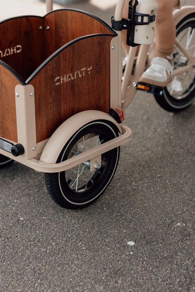 Chanty Cargo Kid - Sandfarvet Den ultimative børneladcykel til sjov, transport inkl. hjelm, flaskeholder, håndtag i 2 farver og ringklokke - BørnecyklerneChantyBørnecyklerneBeige: BLC16 - BEIChanty Cargo Kid - Sandfarvet Den ultimative børneladcykel til sjov, transport inkl. hjelm, flaskeholder, håndtag i 2 farver og ringklokke