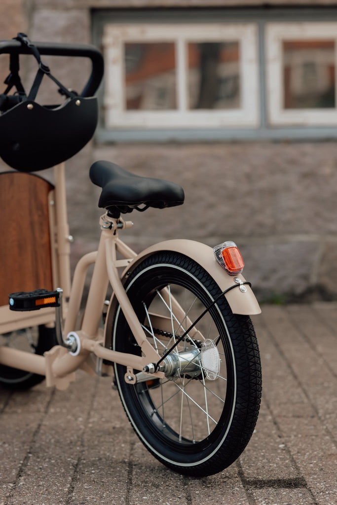 Chanty Cargo Kid - Sandfarvet Den ultimative børneladcykel til sjov, transport inkl. hjelm, flaskeholder, håndtag i 2 farver og ringklokke - BørnecyklerneChantyBørnecyklerneBeige: BLC16 - BEIChanty Cargo Kid - Sandfarvet Den ultimative børneladcykel til sjov, transport inkl. hjelm, flaskeholder, håndtag i 2 farver og ringklokke