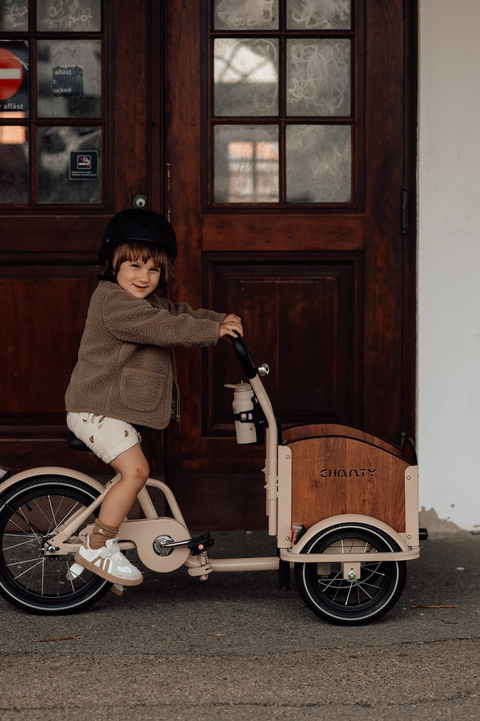 Chanty Cargo Kid - Sandfarvet Den ultimative børneladcykel til sjov, transport inkl. hjelm, flaskeholder, håndtag i 2 farver og ringklokke - BørnecyklerneChantyBørnecyklerneBeige: BLC16 - BEIChanty Cargo Kid - Sandfarvet Den ultimative børneladcykel til sjov, transport inkl. hjelm, flaskeholder, håndtag i 2 farver og ringklokke