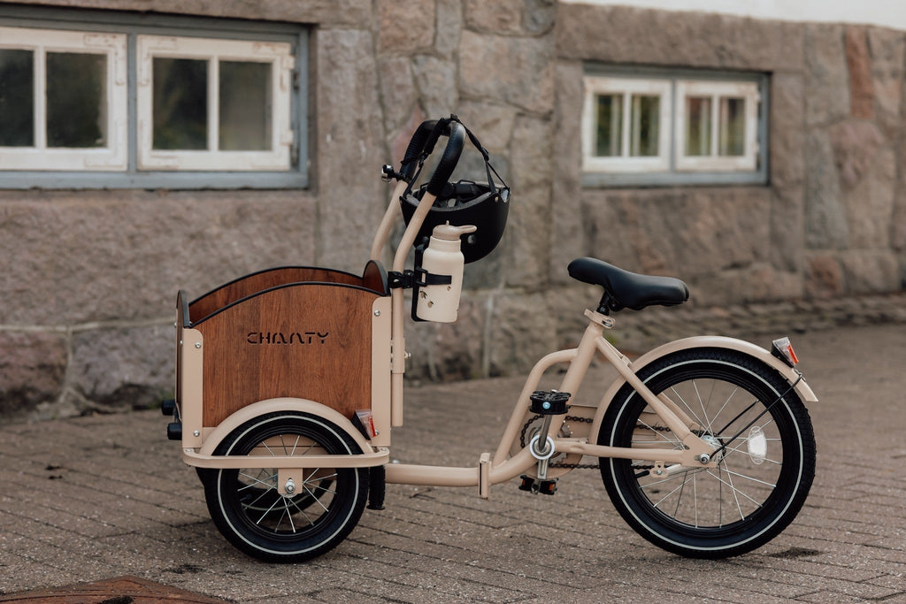 Chanty Cargo Kid - Sandfarvet Den ultimative børneladcykel til sjov, transport inkl. hjelm, flaskeholder, håndtag i 2 farver og ringklokke - BørnecyklerneChantyBørnecyklerneBeige: BLC16 - BEIChanty Cargo Kid - Sandfarvet Den ultimative børneladcykel til sjov, transport inkl. hjelm, flaskeholder, håndtag i 2 farver og ringklokke