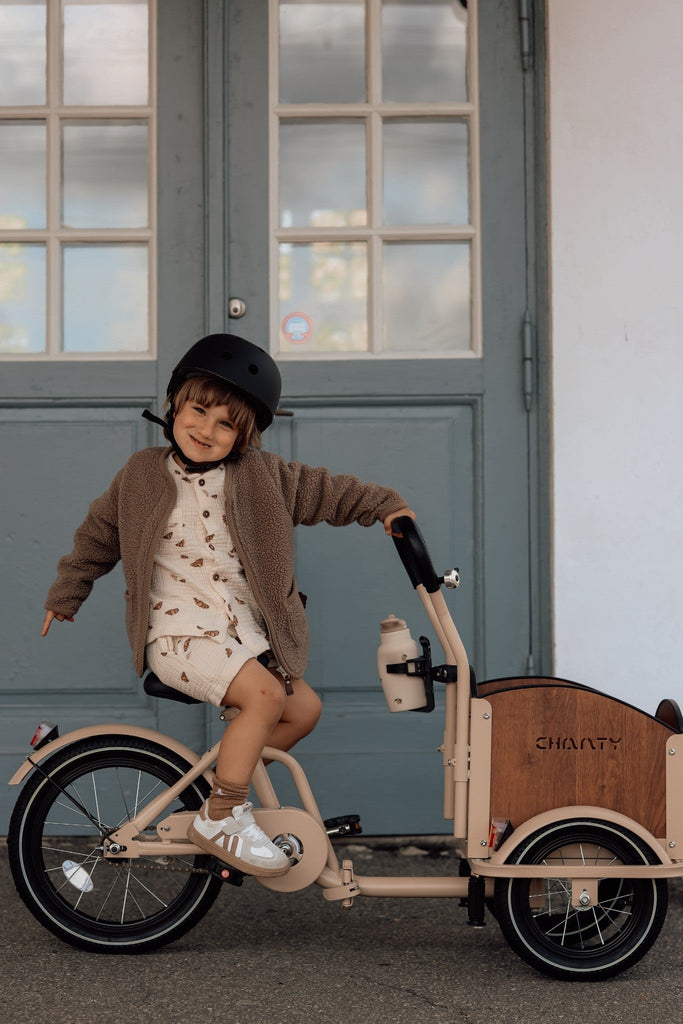 Chanty Cargo Kid - Sandfarvet Den ultimative børneladcykel til sjov, transport inkl. hjelm, flaskeholder, håndtag i 2 farver og ringklokke - BørnecyklerneChantyBørnecyklerneBeige: BLC16 - BEIChanty Cargo Kid - Sandfarvet Den ultimative børneladcykel til sjov, transport inkl. hjelm, flaskeholder, håndtag i 2 farver og ringklokke