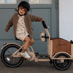 Chanty Cargo Kid - Sandfarvet Den ultimative børneladcykel til sjov, transport inkl. hjelm, flaskeholder, håndtag i 2 farver og ringklokke - BørnecyklerneChantyBørnecyklerneBeige: BLC16 - BEIChanty Cargo Kid - Sandfarvet Den ultimative børneladcykel til sjov, transport inkl. hjelm, flaskeholder, håndtag i 2 farver og ringklokke