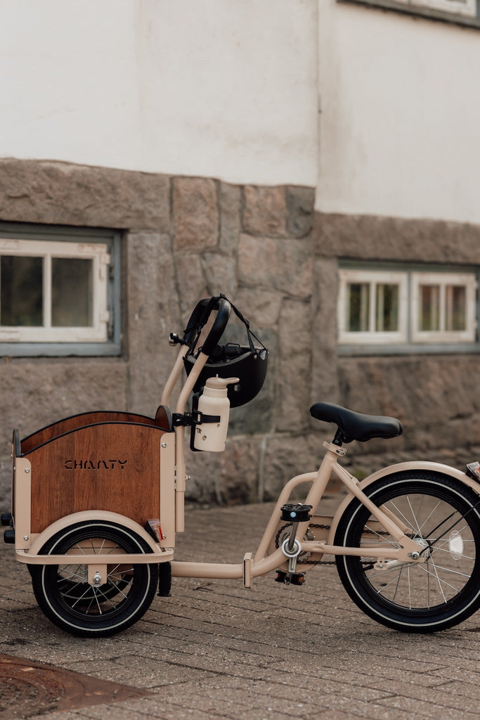 Chanty Cargo Kid - Sandfarvet Den ultimative børneladcykel til sjov, transport inkl. hjelm, flaskeholder, håndtag i 2 farver og ringklokke - BørnecyklerneChantyBørnecyklerneBeige: BLC16 - BEIChanty Cargo Kid - Sandfarvet Den ultimative børneladcykel til sjov, transport inkl. hjelm, flaskeholder, håndtag i 2 farver og ringklokke