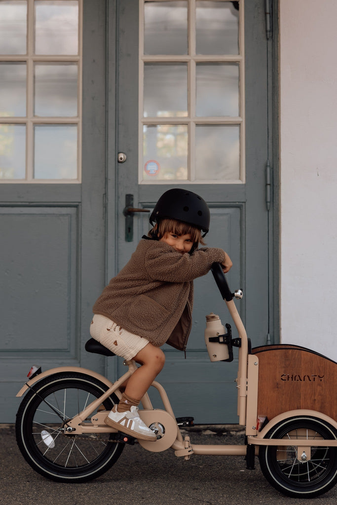 Chanty Cargo Kid - Sandfarvet Den ultimative børneladcykel til sjov, transport inkl. hjelm, flaskeholder, håndtag i 2 farver og ringklokke - BørnecyklerneChantyBørnecyklerneBeige: BLC16 - BEIChanty Cargo Kid - Sandfarvet Den ultimative børneladcykel til sjov, transport inkl. hjelm, flaskeholder, håndtag i 2 farver og ringklokke