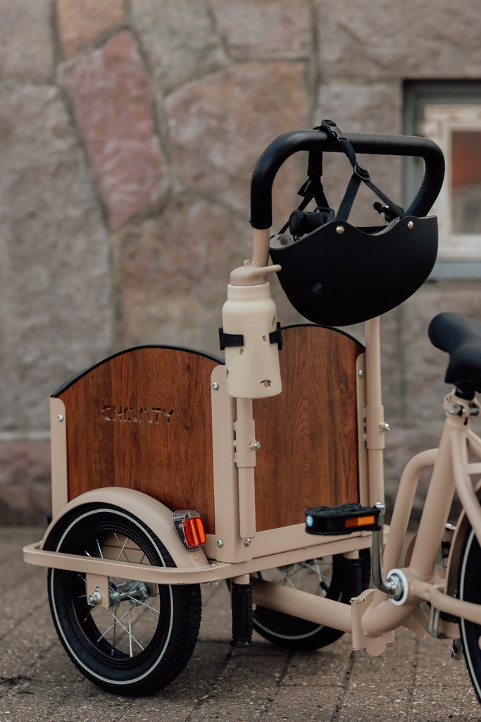 Chanty Cargo Kid - Sandfarvet Den ultimative børneladcykel til sjov, transport inkl. hjelm, flaskeholder, håndtag i 2 farver og ringklokke - BørnecyklerneChantyBørnecyklerneBeige: BLC16 - BEIChanty Cargo Kid - Sandfarvet Den ultimative børneladcykel til sjov, transport inkl. hjelm, flaskeholder, håndtag i 2 farver og ringklokke