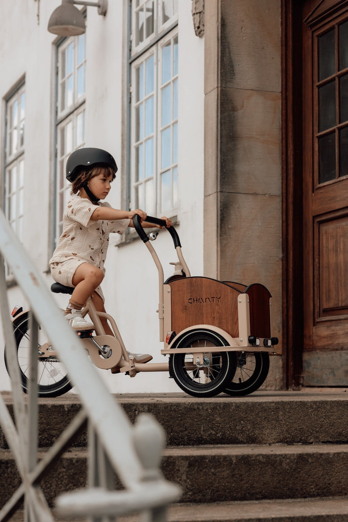 Chanty Cargo Kid - Sandfarvet Den ultimative børneladcykel til sjov, transport inkl. hjelm, flaskeholder, håndtag i 2 farver og ringklokke - BørnecyklerneChantyBørnecyklerneBeige: BLC16 - BEIChanty Cargo Kid - Sandfarvet Den ultimative børneladcykel til sjov, transport inkl. hjelm, flaskeholder, håndtag i 2 farver og ringklokke