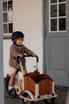 Chanty Cargo Kid - Sandfarvet Den ultimative børneladcykel til sjov, transport inkl. hjelm, flaskeholder, håndtag i 2 farver og ringklokke - BørnecyklerneChantyBørnecyklerneBeige: BLC16 - BEIChanty Cargo Kid - Sandfarvet Den ultimative børneladcykel til sjov, transport inkl. hjelm, flaskeholder, håndtag i 2 farver og ringklokke